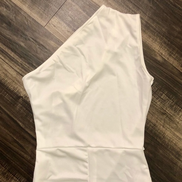 ❌❌ SOLD ❌❌ Lulu’s One Shoulder Wide Leg Jumpsuit - Picture 5 of 8